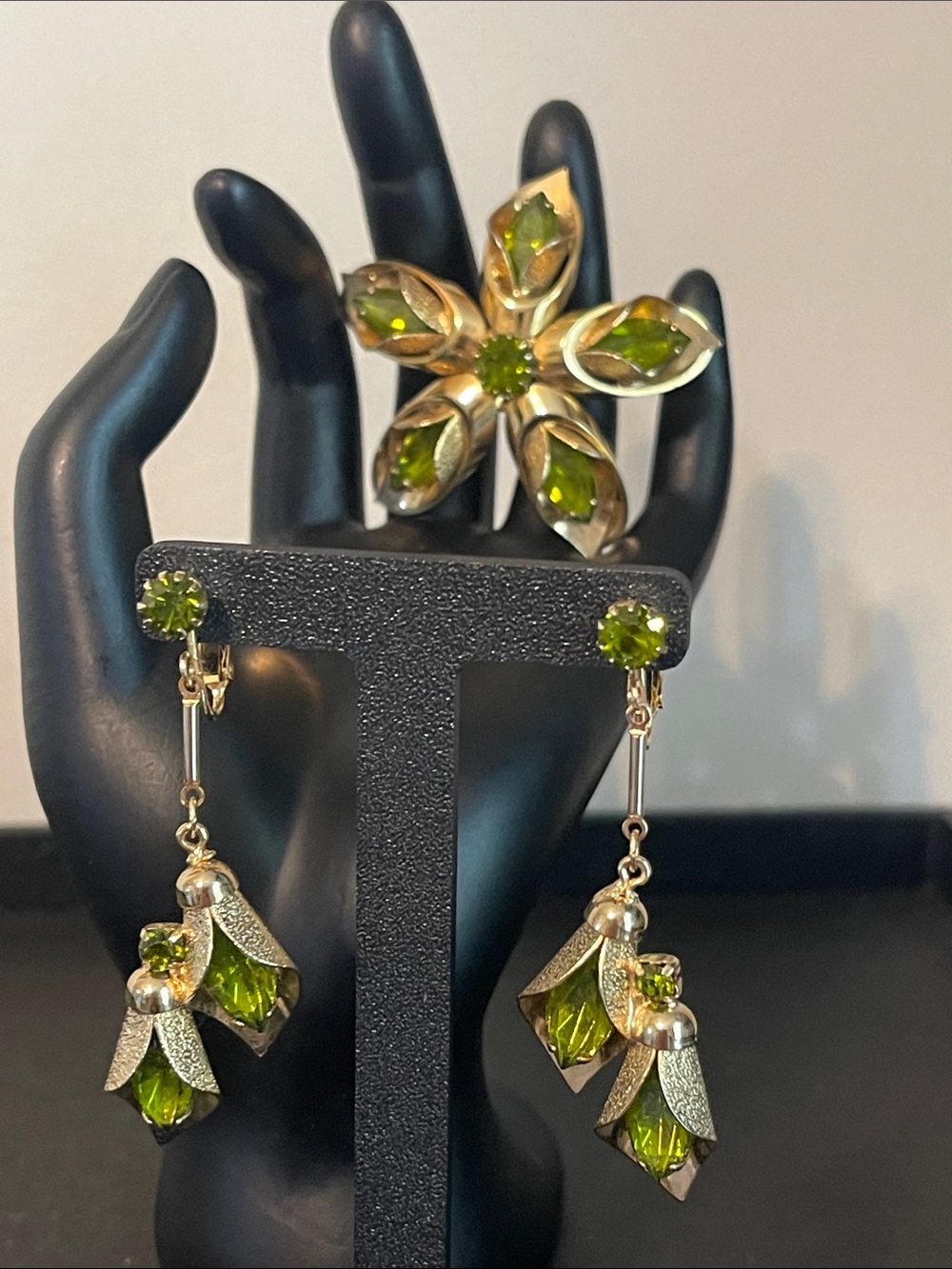 1960’s Gold-Tone Peridot Green Rhinestone Floral Motif Clip-on/Brooch Set